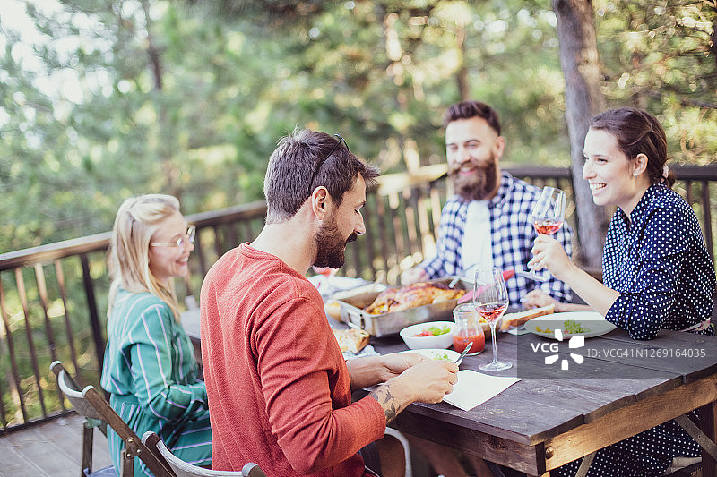 一起享用午餐更美味图片素材