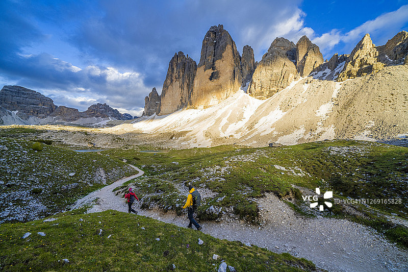 在拉瓦雷多的三峰和格拉瓦隆加湖的徒步者，多洛米蒂图片素材
