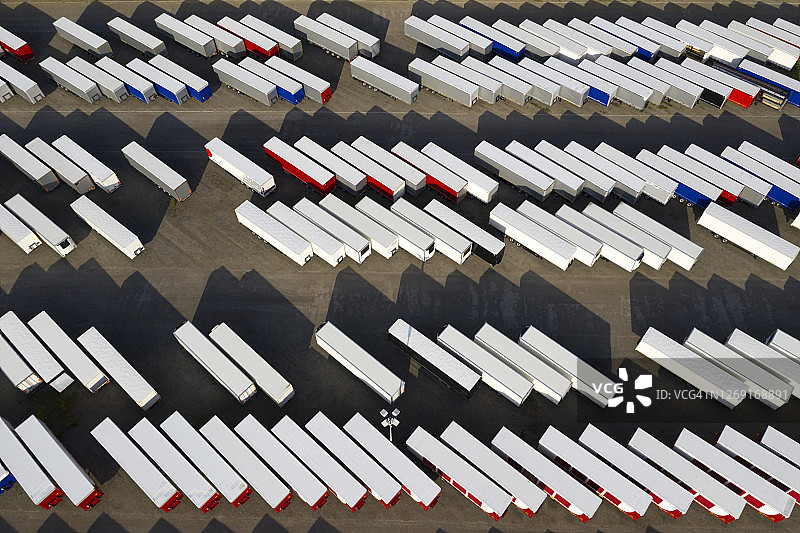 大型卡车拖车和集装箱，鸟瞰图图片素材