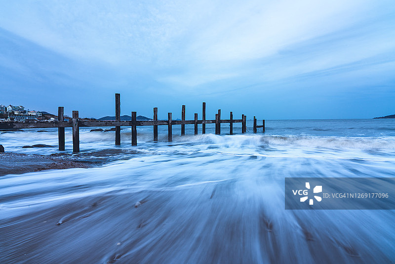 通往海边的木制栈桥图片素材