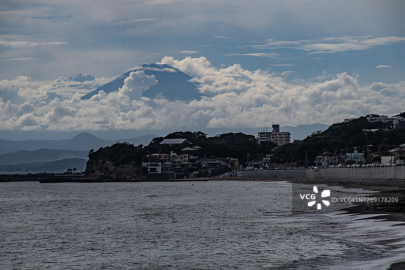 富士山和日本神奈川县的海滩图片素材