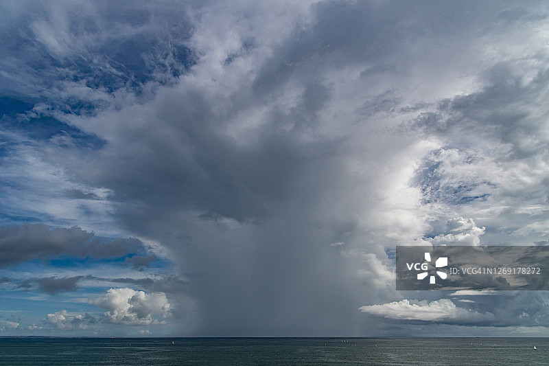 日本神奈川县海滩上的雨云图片素材