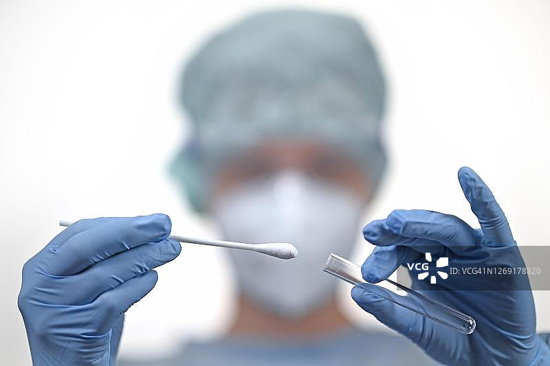 德国巴登-符腾堡州的医务人员进行RT-PCR新冠病毒实时逆转录酶聚合酶链反应检测图片素材