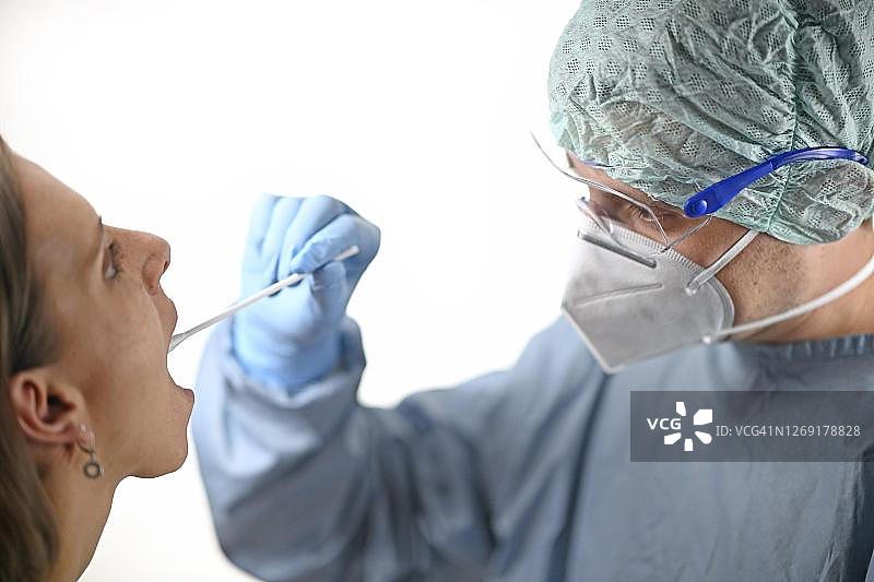 女人接受咽拭子检测，RT-PCR，实时逆转录酶聚合酶链反应，新冠病毒检测，新冠疫情，德国巴登-符腾堡州图片素材