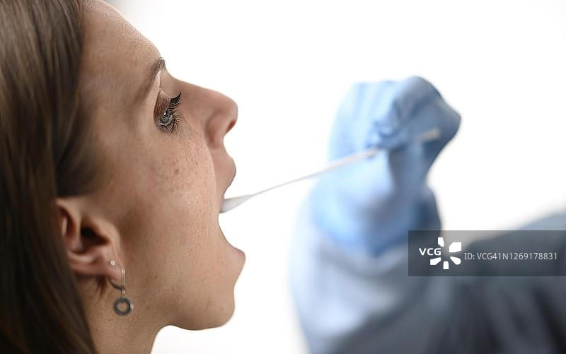 女人接受咽拭子检测,RT-PCR,实时逆转录酶聚合酶链反应,新冠病毒检测,新冠疫情,德国巴登-符腾堡州图片素材