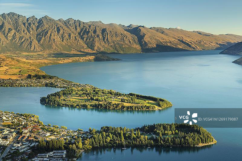 日落时分，从皇后镇和瓦卡蒂普湖眺望卓越山脉，新西兰奥塔哥南岛图片素材