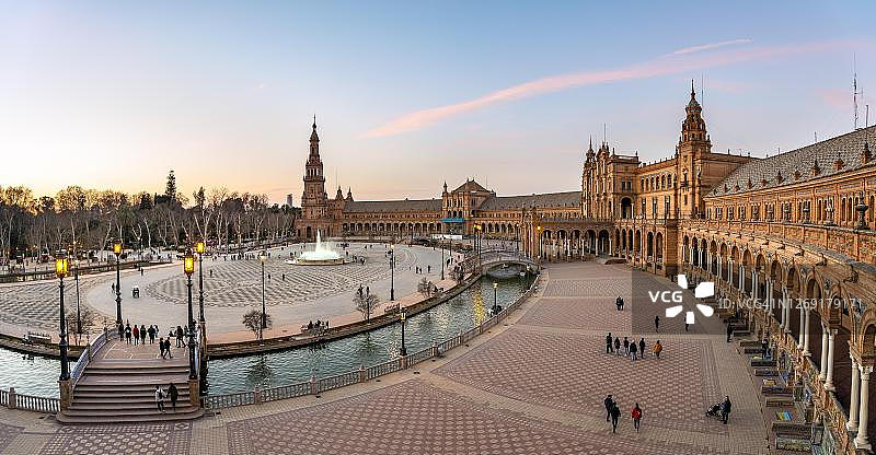 西班牙塞维利亚西班牙广场的夜景图片素材