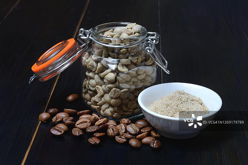 玻璃杯中的绿色咖啡、碗中未烘焙的咖啡粉和烘焙过的咖啡豆，德国图片素材