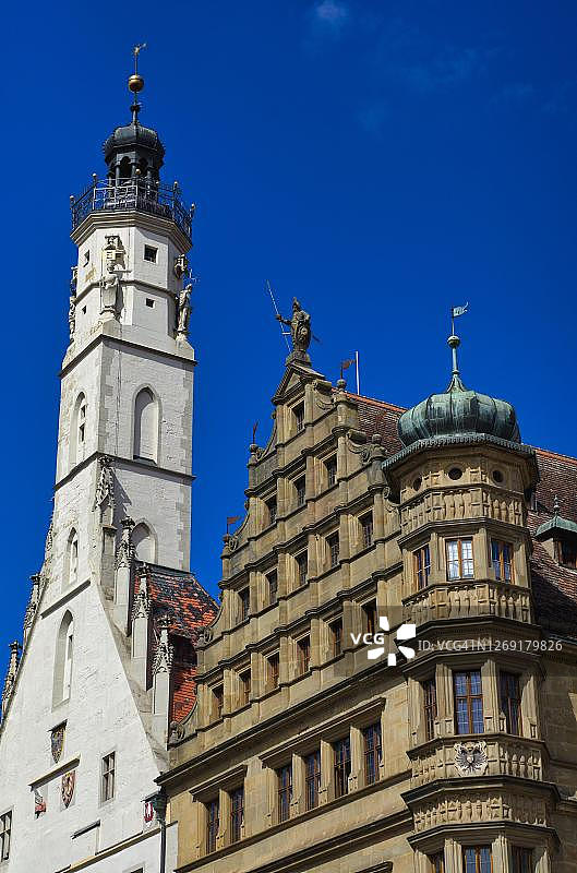 带有巴洛克式拱廊门廊的市政厅文艺复兴时期外观，后面是带有60米高塔的哥特式部分，位于德国巴伐利亚州弗兰肯罗滕堡 ob der Tauber图片素材