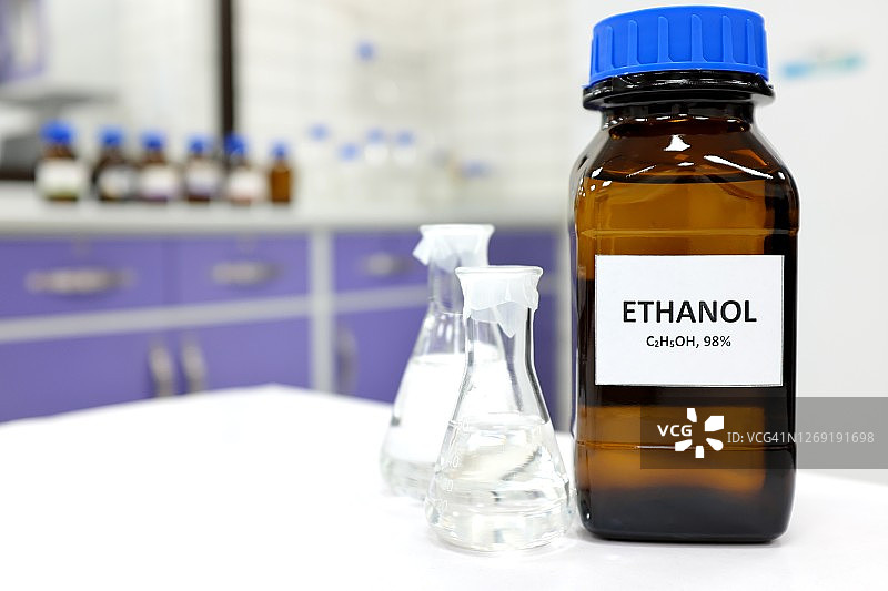 实验室棕色玻璃瓶中的乙醇图片素材