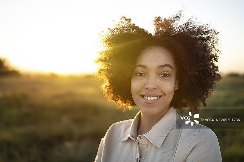 年轻的非洲裔女人在日落时微笑图片素材