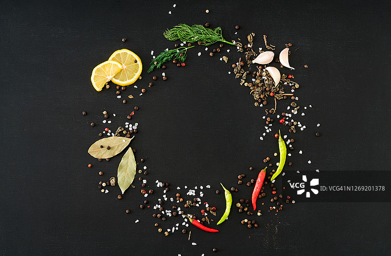 黑色背景上的烹饪香料图片素材