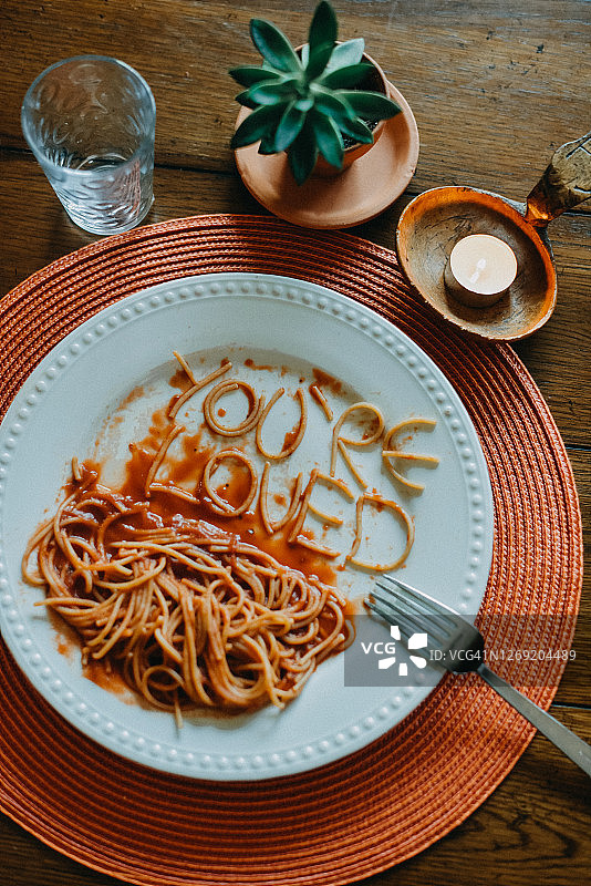 用意大利面拼写的“你被爱着”图片素材