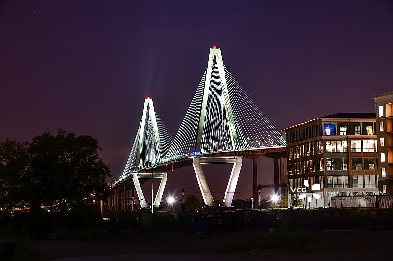 夜幕下的雷文尔大桥图片素材