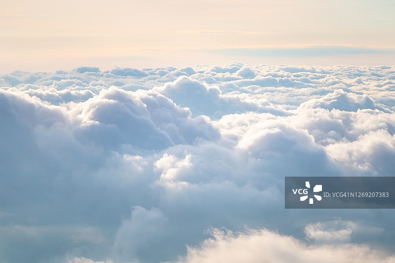 多雾的日出景色图片素材
