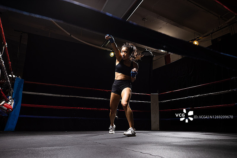 女子在陪练前进行空击图片素材