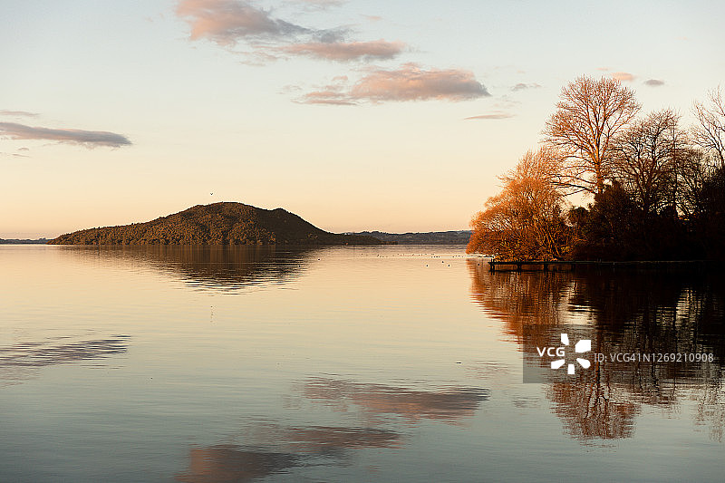 湖上日落图片素材