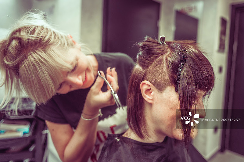 理发师在理发图片素材