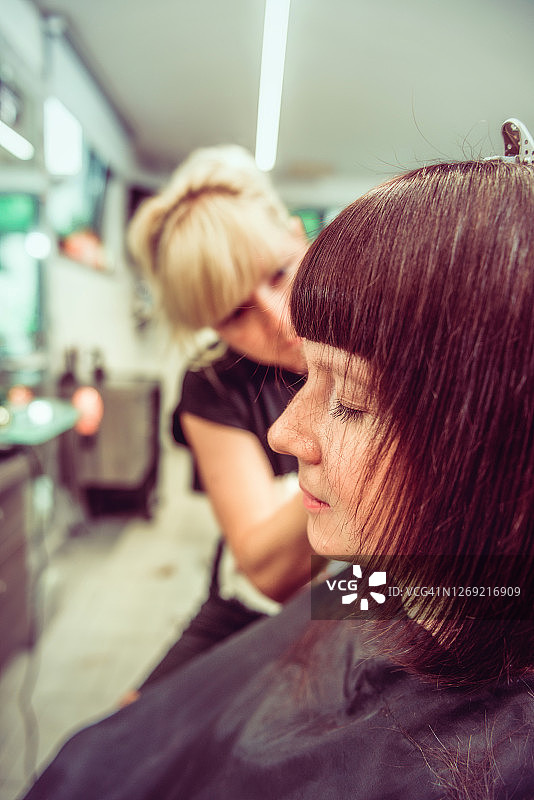 理发师在理发图片素材