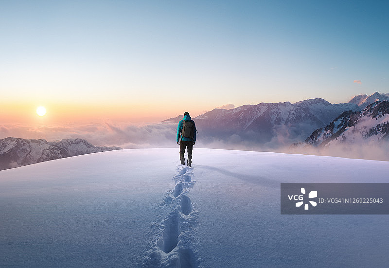 雾之上图片素材