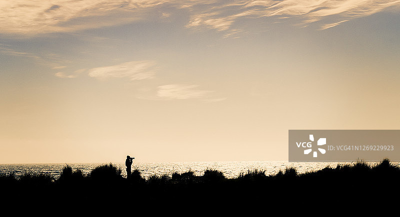 在沙丘上拍照的人图片素材