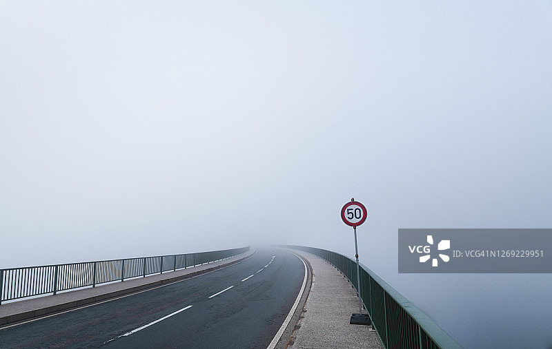 清晨雾中的消失的桥梁图片素材