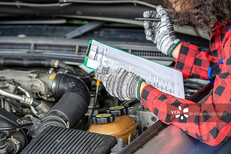 机械师用扳手修理发动机，汽车服务图片素材
