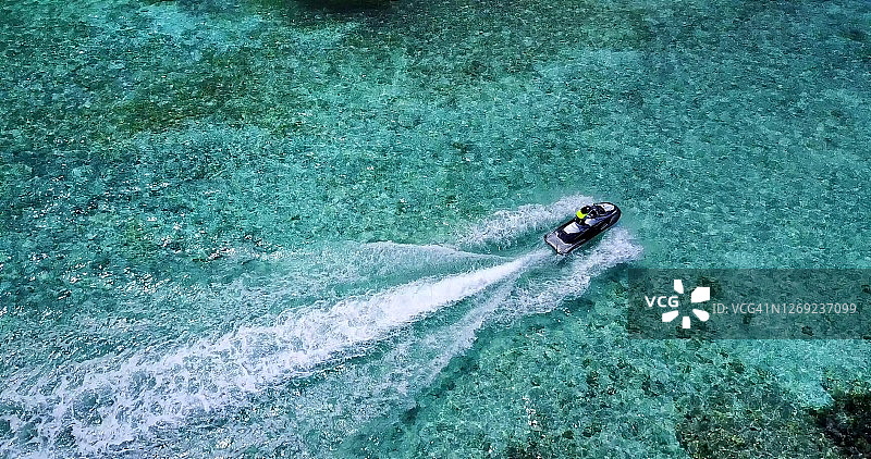 情侣海上摩托艇航拍图片素材