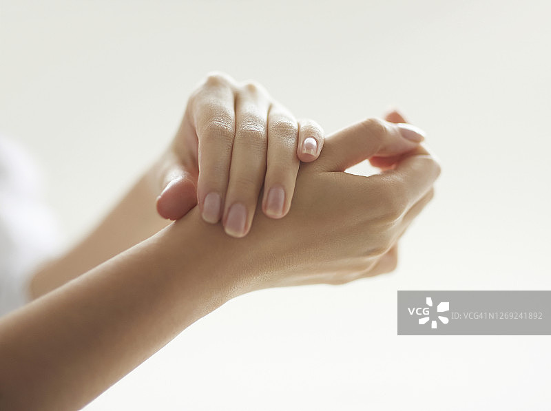 女子双手摩擦，特写图片素材