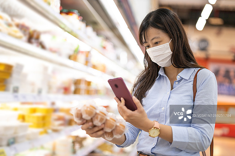 女商人捡鸡蛋图片素材