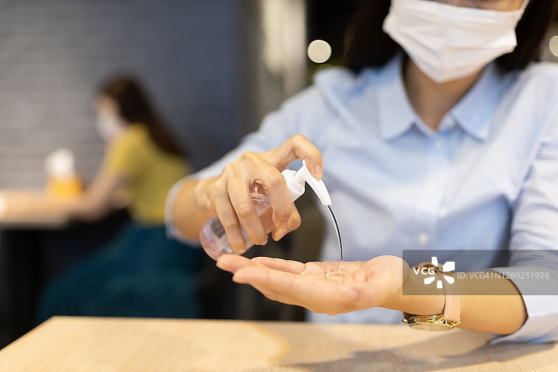 女人使用免洗洗手液图片素材