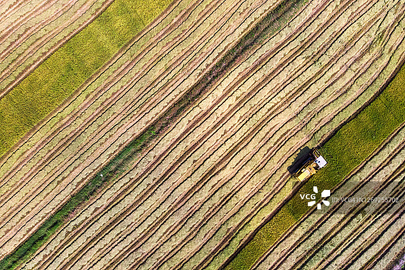 农田上的拖拉机俯视图图片素材