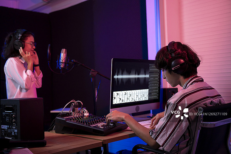 流行音乐艺术家在专业录音棚录制歌曲图片素材