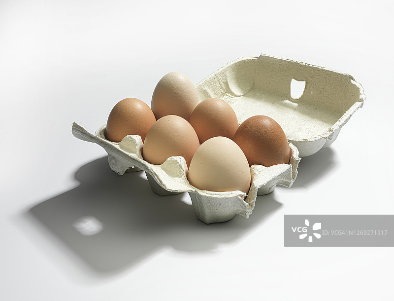 纸盒中的棕色鸡蛋图片素材