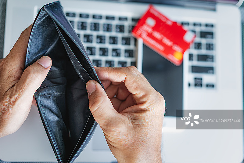 女人拿着空钱包图片素材