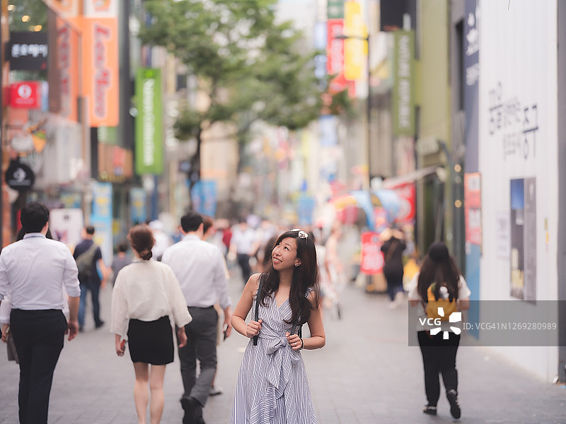 在韩国首尔明洞购物街的亚洲女游客图片素材