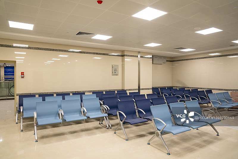 医院候诊区的成排座位图片素材