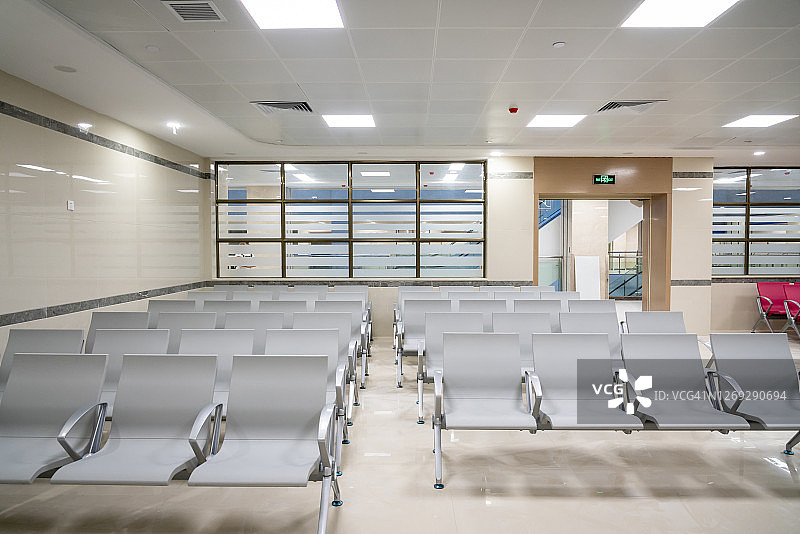 医院候诊区的成排座位图片素材