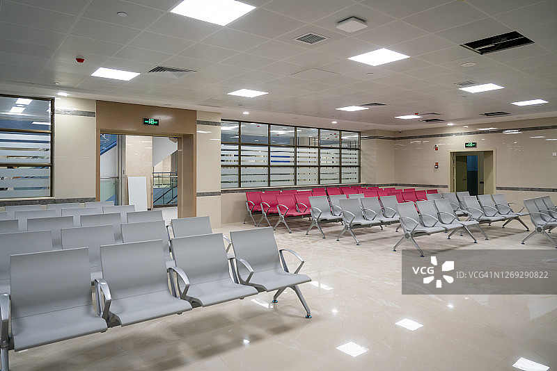 医院候诊区的成排座位图片素材