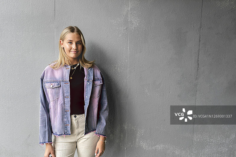 看相机的女人图片素材