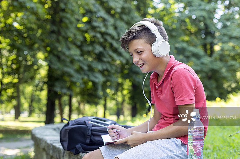 男孩完成学校任务图片素材