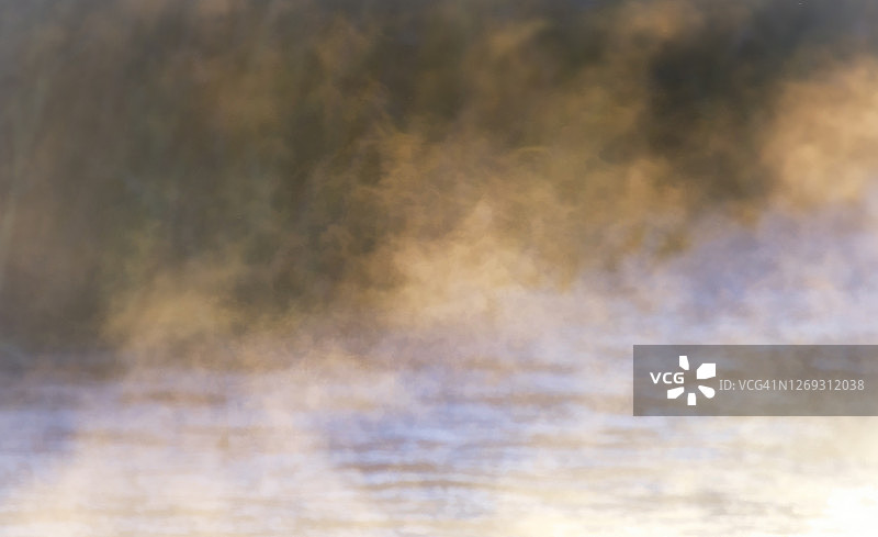 宾夕法尼亚州埃克斯顿公园池塘日出时分的朦胧雾气抽象画图片素材