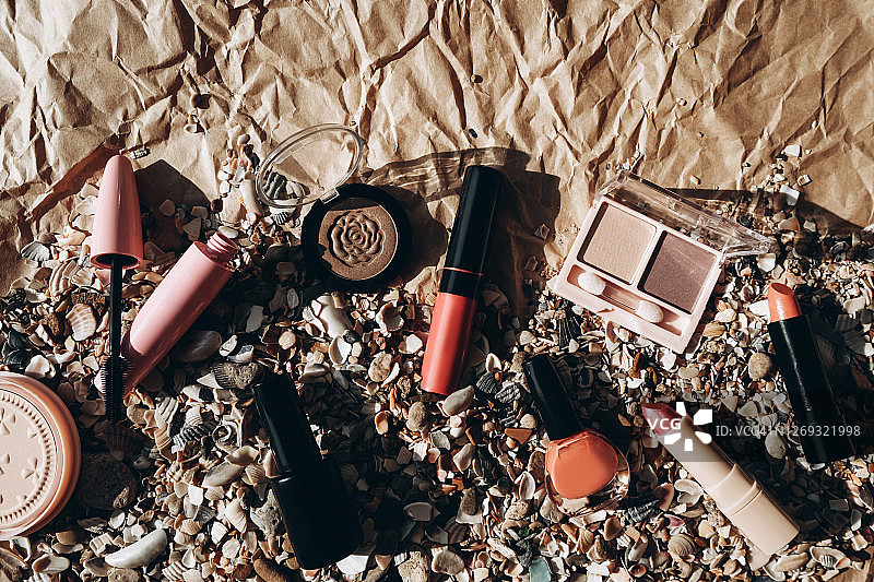各种口红、唇彩、眼影、指甲油和睫毛膏图片素材