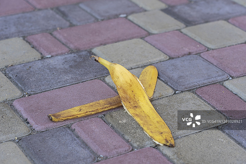 人行道上的香蕉皮图片素材