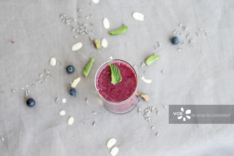 薄荷叶装饰的草莓香蕉冰沙图片素材