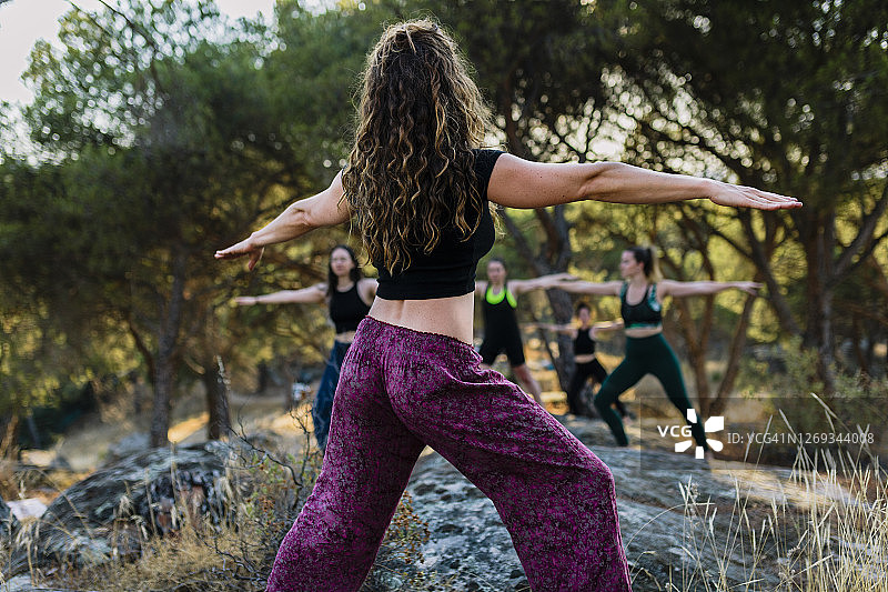 女教练在森林里指导女性锻炼图片素材