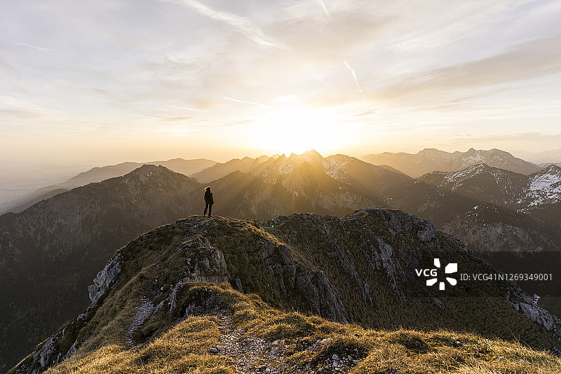 徒步旅行者在德国巴伐利亚州欣赏日落图片素材
