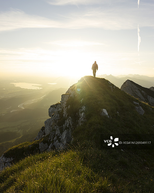 日出时分在观景点的登山者，德国巴伐利亚布伦特约赫图片素材
