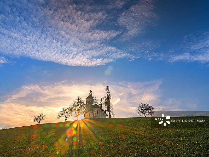 斯洛文尼亚上卡尼奥拉圣托马斯教堂日落美景图片素材