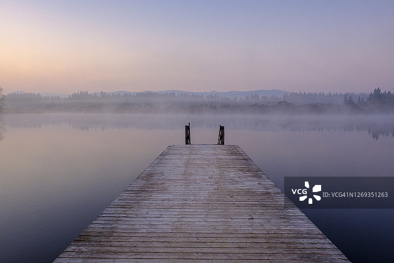 雾蒙蒙的黎明时分基希湖岸边的码头图片素材